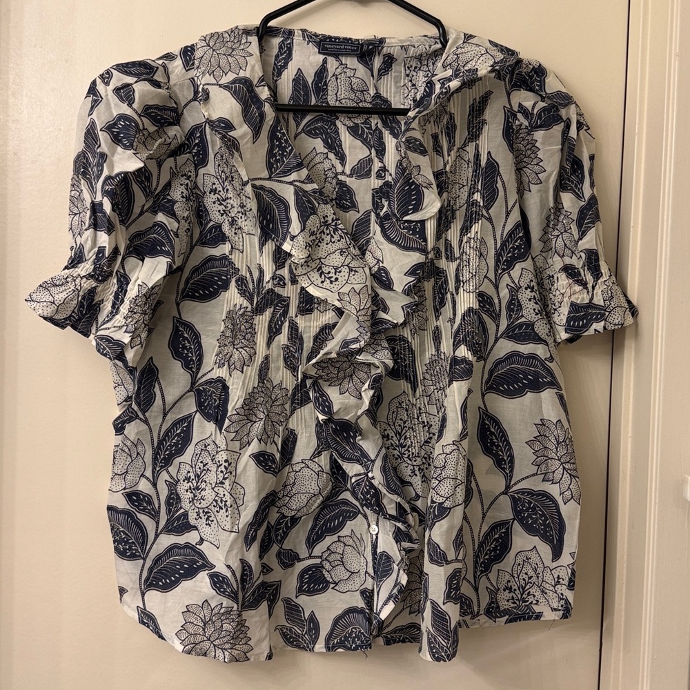 ** Vineyard Vines ** Floral Print Blouse with Ruffle Detail - Medium NWOT